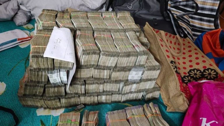 IAS Officer: మాజీ ఐఏఎస్‌ని చుట్టుముట్టిన ఈడీ.. 42 కోట్ల 85 లక్షల నగదు స్వాధీనం..