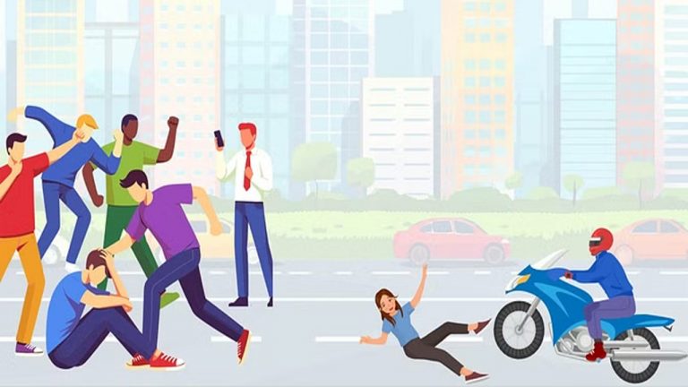 Mumbai: రోడ్డు పక్కన నిల్చున్న మహిళను ఢీకొట్టిన బైకర్.. హెల్మెట్‌తో దాడి