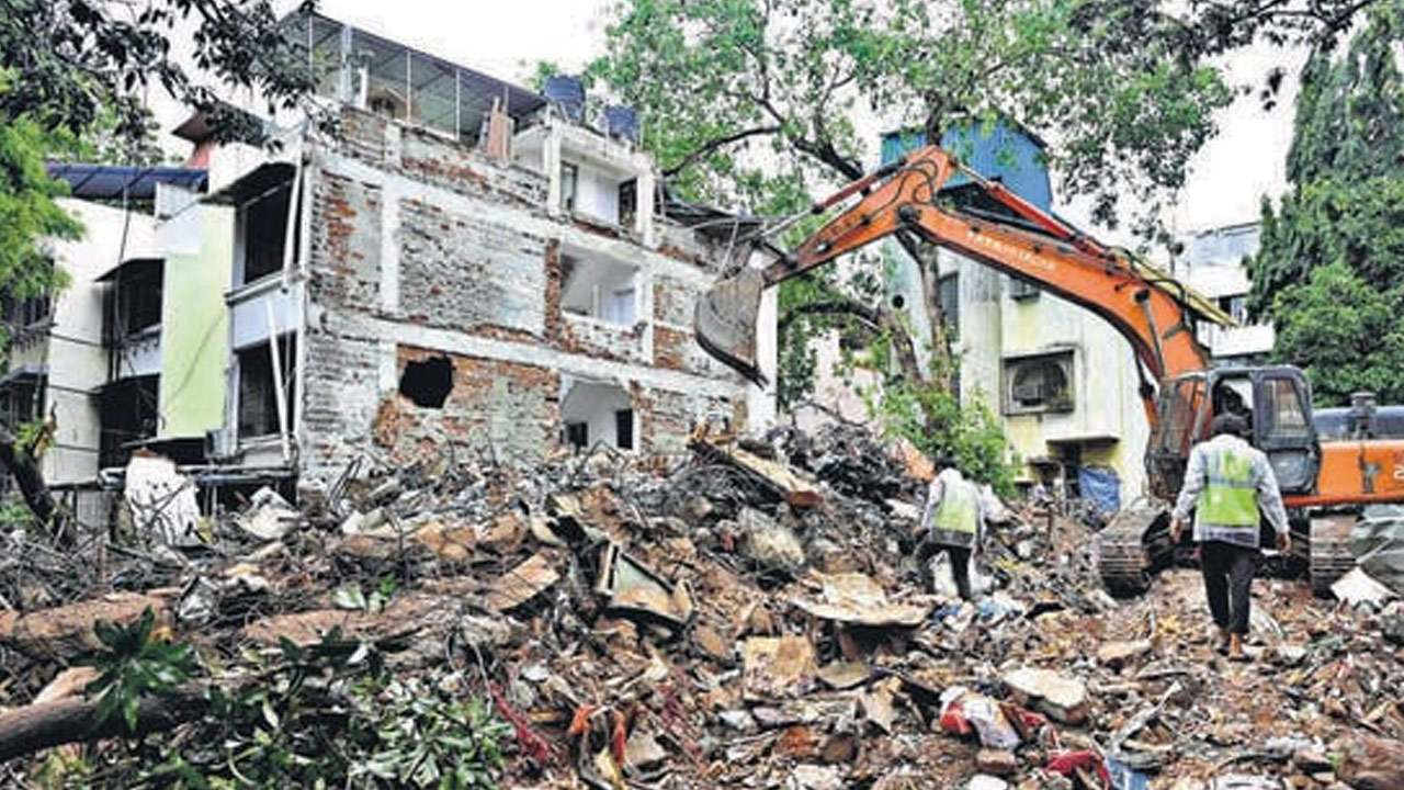 Mumbai: నిర్మాణంలో ఉన్న భవనం స్లాబ్‌ కూలి ముగ్గురు కార్మికులు మృతి..