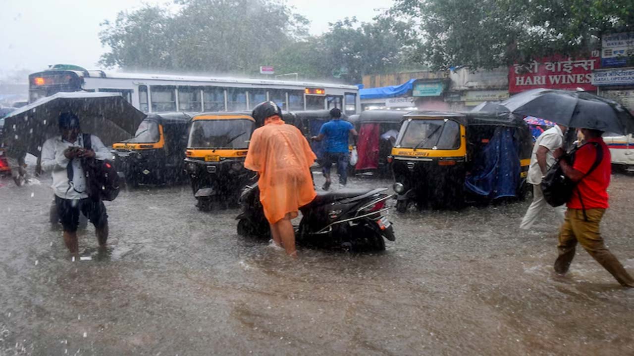 Mumbai Rain: ముంబైను ముంచెత్తిన భారీ వర్షం.. చెరువులను తలపిస్తున్న రోడ్లు