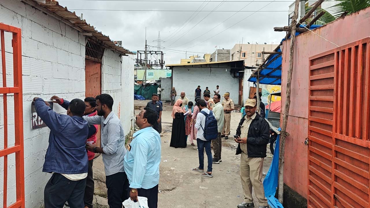 Musi River: మూసీ పరివాహక ప్రాంతాల్లో అధికారుల సర్వే.. కూల్చి వేసే ప్రాంతాలకు మార్కింగ్..