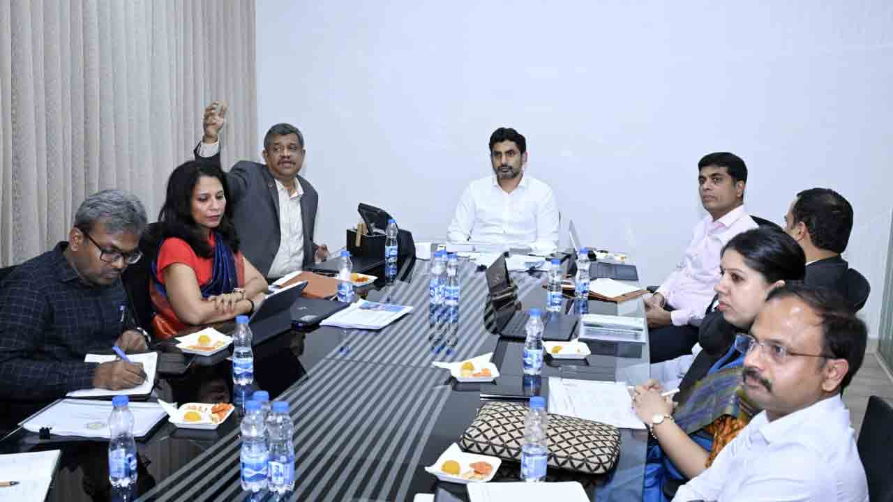 Minister Lokesh: పుస్తకాల బరువు తగ్గించండి, నాణ్యత పెంచండి.. అధికారులకు ఆదేశం