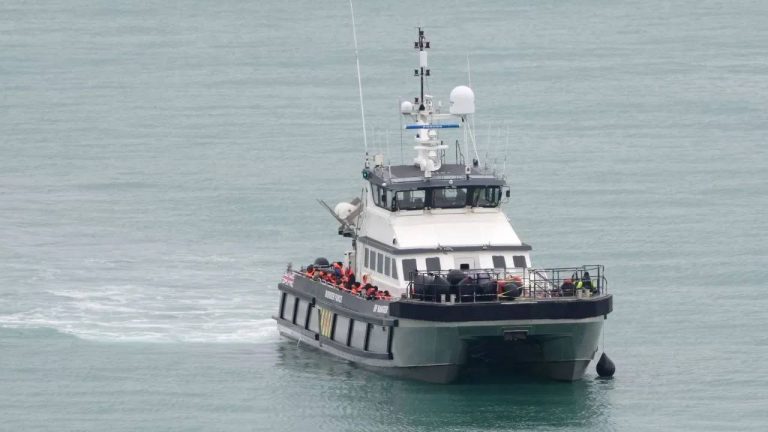 Boat Sink : ఫ్రాన్స్‌లో వలస బోటు మునిగి  13 మంది మృతి.. చాలా మంది సురక్షితం