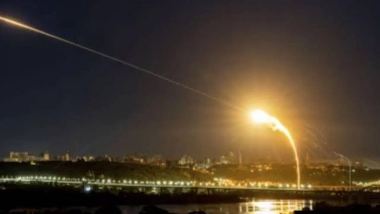 Russia Ukraine War : అర్థరాత్రి రష్యా పై 150కి పైగా డ్రోన్లతో విరుచుకుపడ్డ ఉక్రెయిన్