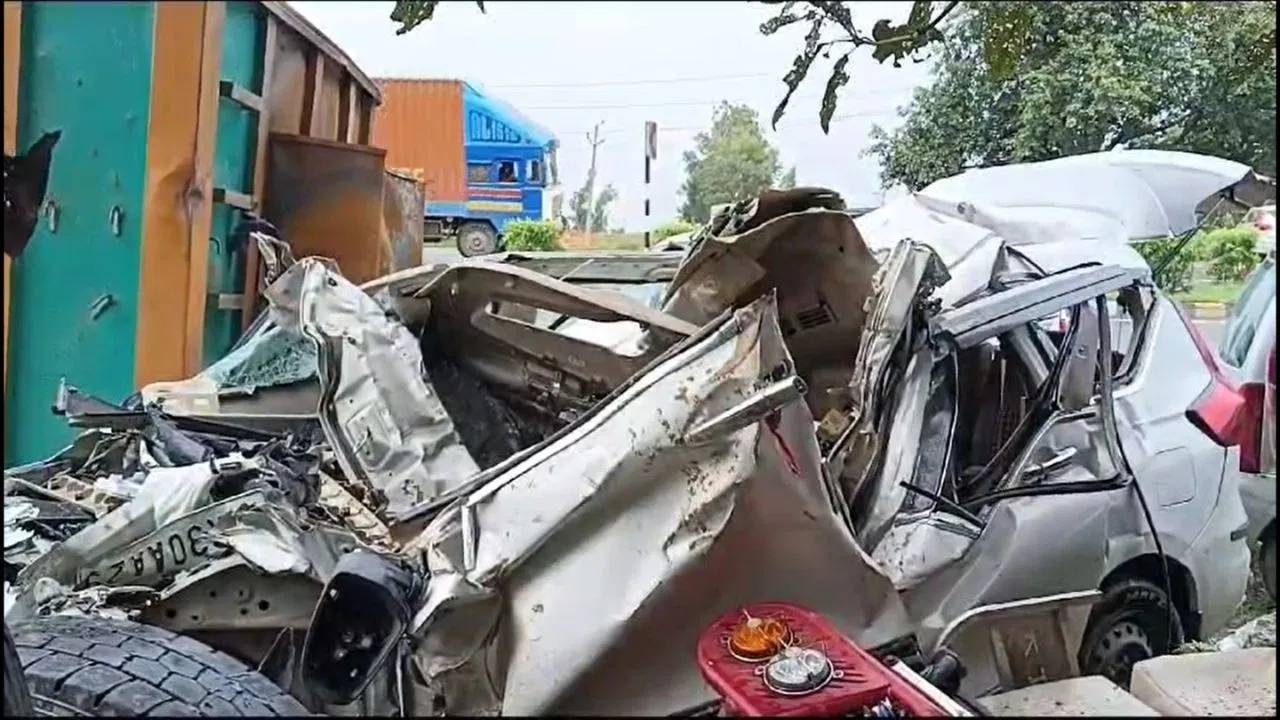 Road Accident : ముజఫర్‌నగర్‌లో ఘోర రోడ్డు ప్రమాదం.. ట్రక్కును ఢీకొన్న కారు.. నలుగురు మృతి