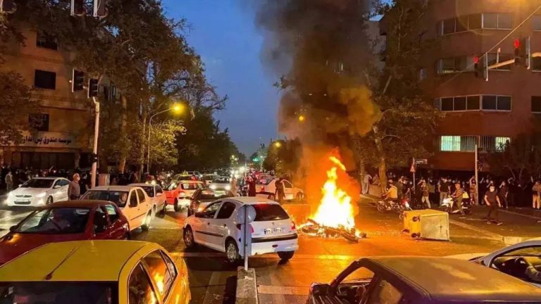 Terrorist Attack : ఇరాన్‌లో సైనిక వాహనంపై ఉగ్రవాదుల దాడి..ఇద్దరు సైనికులు, ఒక అధికారి మృతి