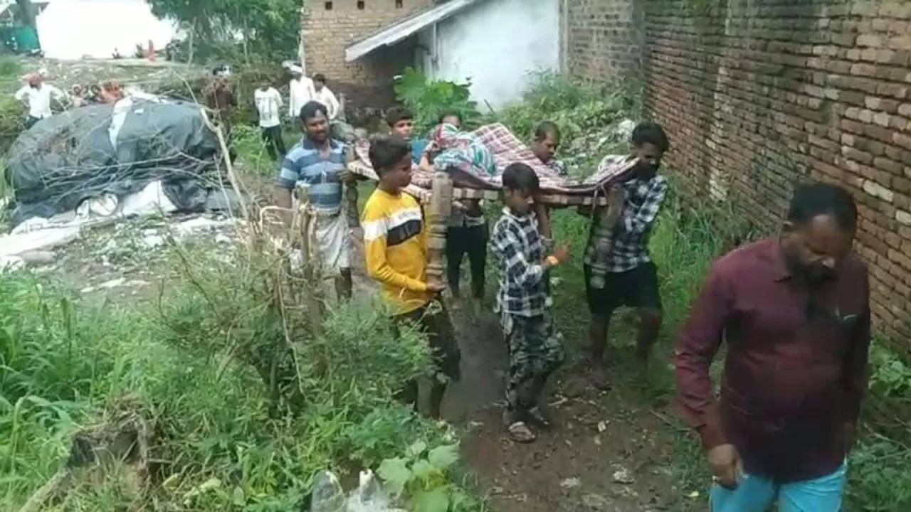 Madhya Pradesh : ఆస్పత్రి, అంబులెన్స్ లేక రోగిని మంచంపై మోసుకెళ్లిన గ్రామస్తులు