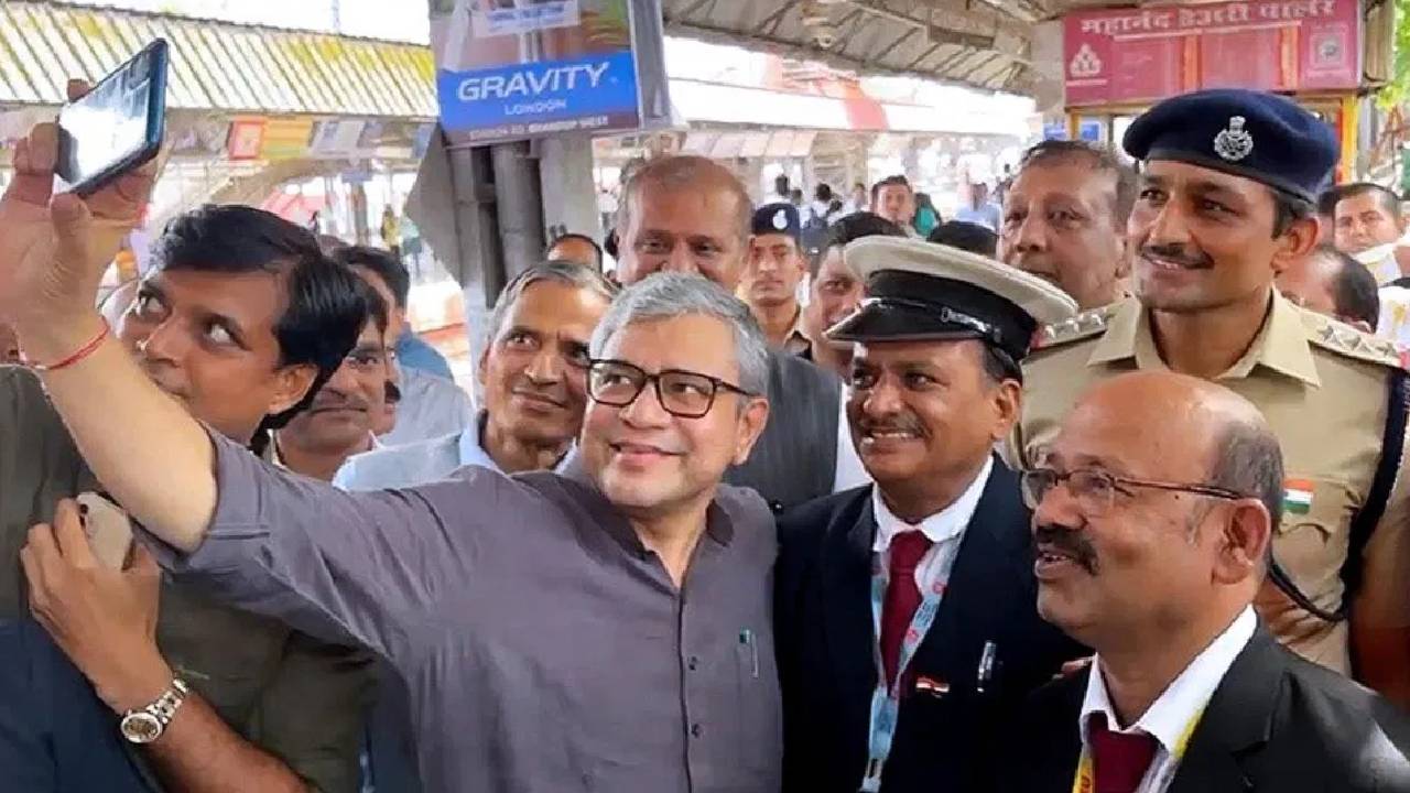 Ashwini Vaishnav : ముంబై లోకల్ రైలులో ప్రయాణించి, రైల్వే ఉద్యోగులతో సెల్ఫీ దిగిన రైల్వే మంత్రి అశ్విని వైష్ణవ్