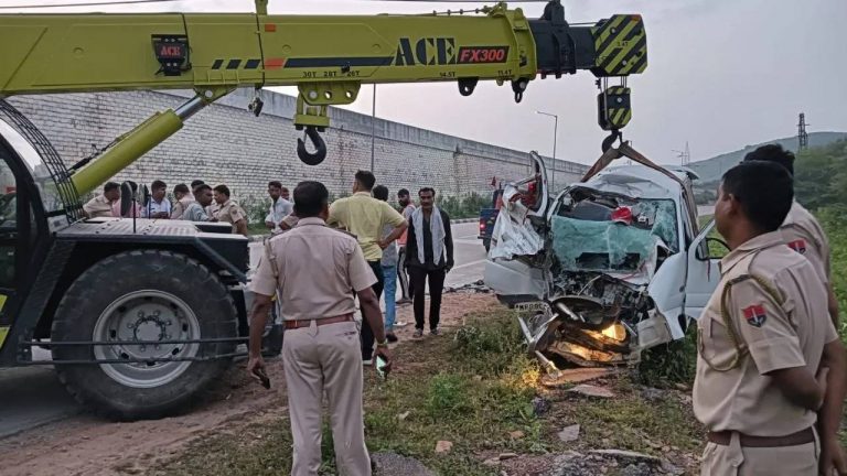 Road Accident: ఘోర రోడ్డు ప్రమాదం.. ట్రక్కు, కారు ఢీకొని ఆరుగురు దుర్మరణం