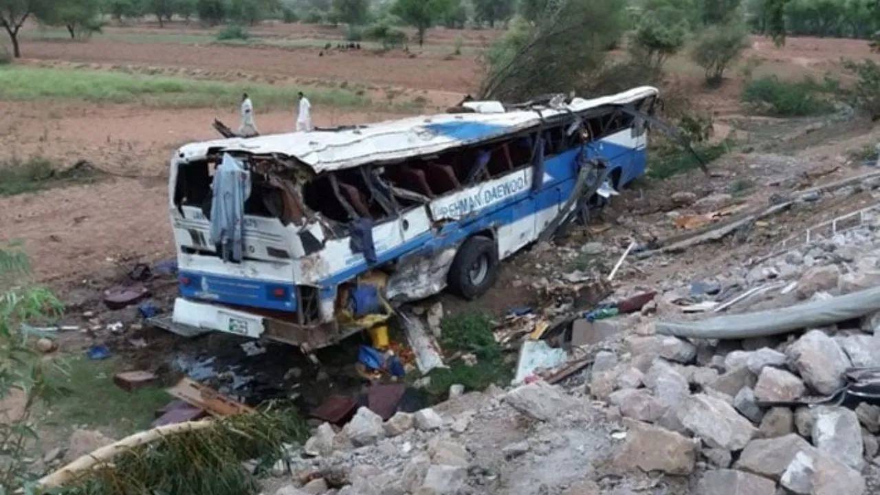 Bus Accident : బస్సు కాలువలో పడి ఆరుగురు మృతి.. 20మందికి గాయాలు
