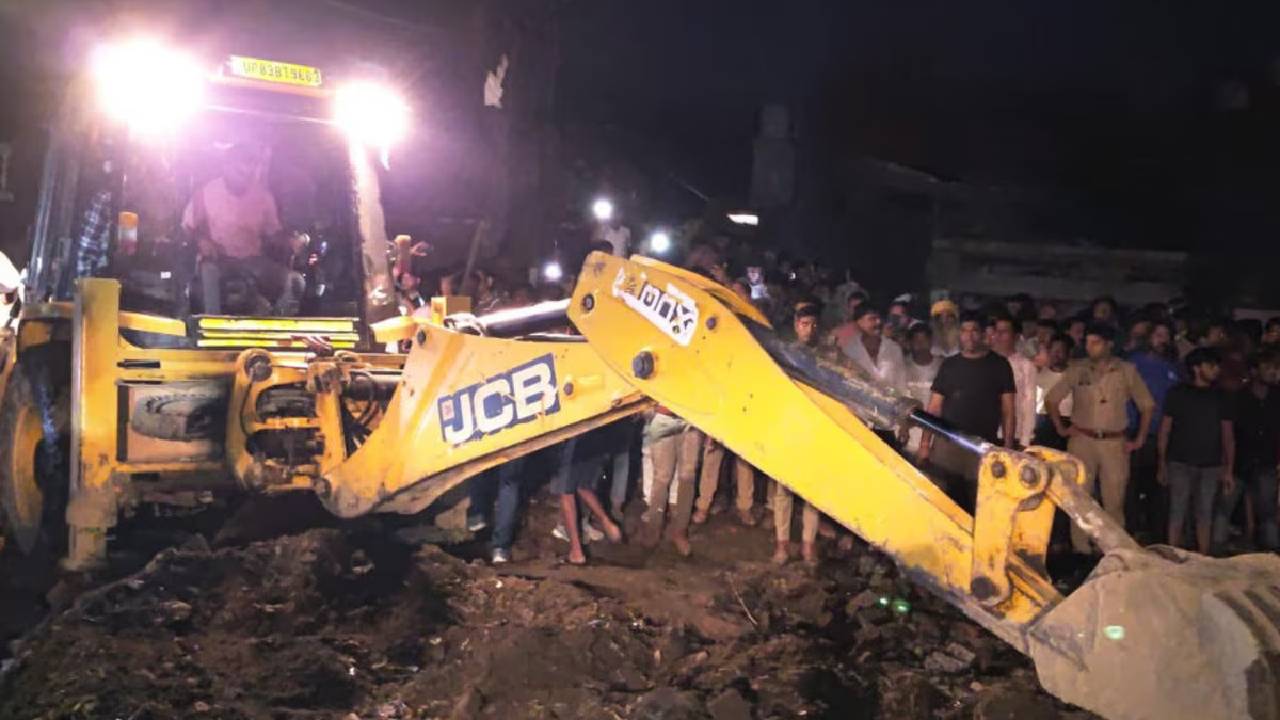 Fire Blast : ఫిరోజాబాద్‌లోని పటాకుల గోదాములో పేలుడు.. పదుల ఇళ్లు నేలమట్టం. ఐదుగురు మృతి