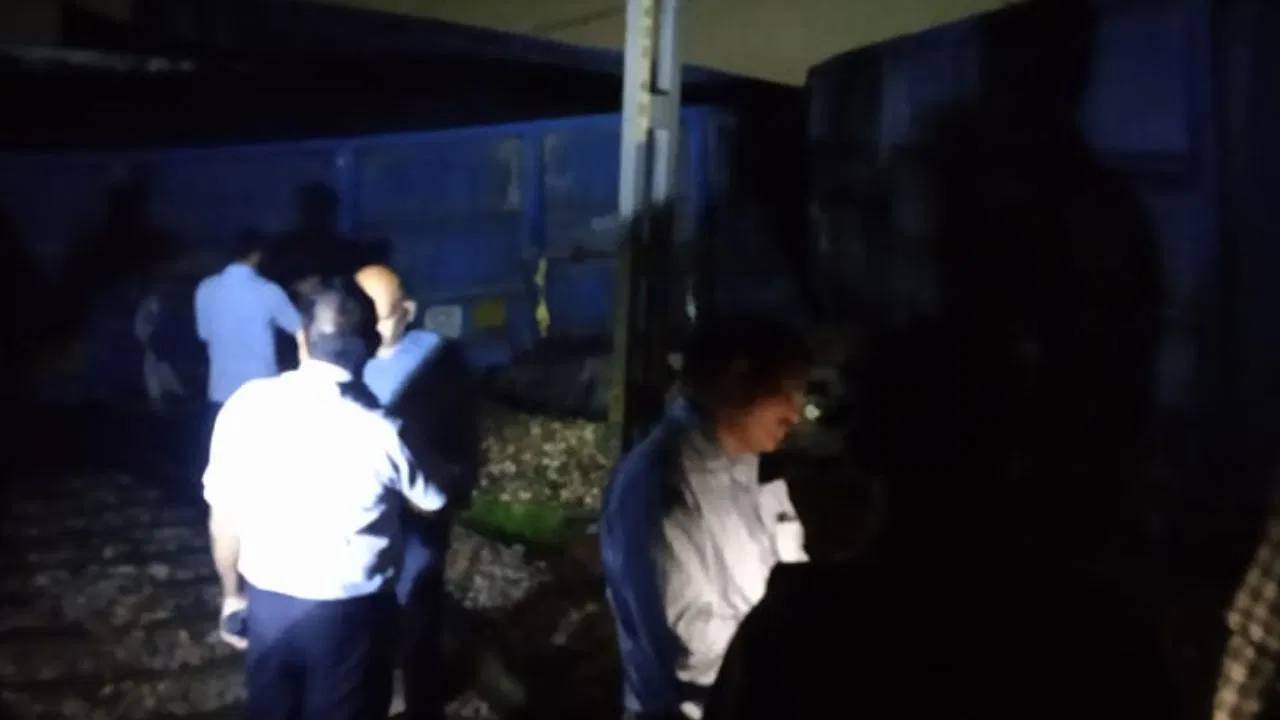 Train Accident : మధురలో పట్టాలు తప్పిన రైలు.. రాకపోకలకు తీవ్ర అంతరాయం