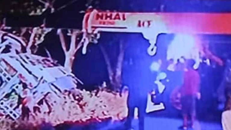 Road Accident : తమిళనాడులో చెట్టును ఢీకొన్న టూరిస్ట్ వాహనం.. ఆరుగురు మృతి