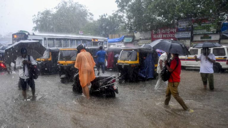 Mumbai Rain News: ముంబైని ముంచెత్తిన వానలు.. విద్యాసంస్థలకు సెలవులు