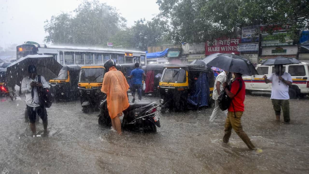 Mumbai Rain News: ముంబైని ముంచెత్తిన వానలు.. విద్యాసంస్థలకు సెలవులు