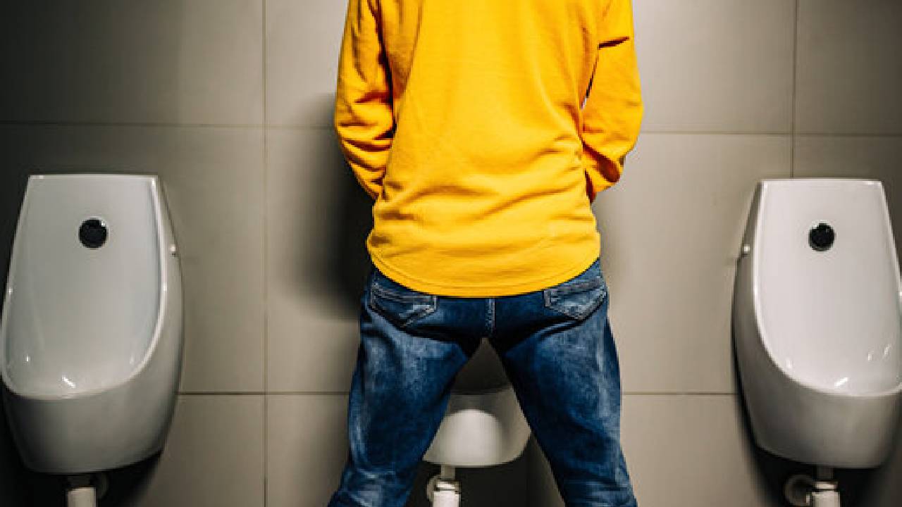 Urinate Position :  మగాళ్లు మూత్రం నిలబడి పోయాలా, కూర్చుని పోయాలా?