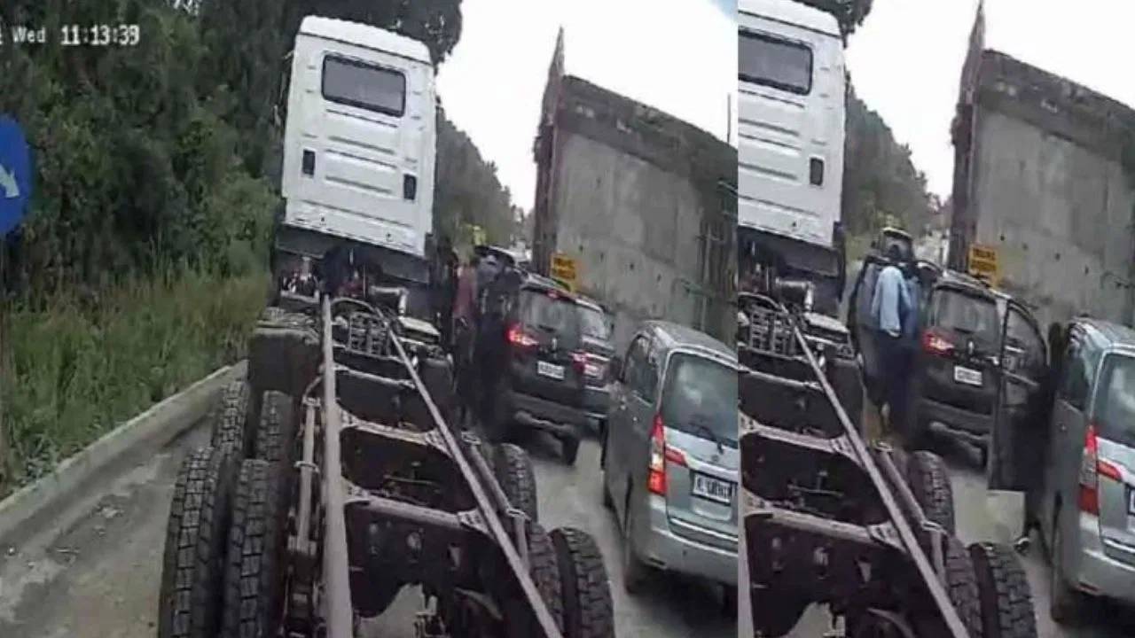 Kerala : సినిమా స్టైల్లో హైవే పై కారును వెంబడించి 2.5 కిలోల బంగారం దోపిడీ