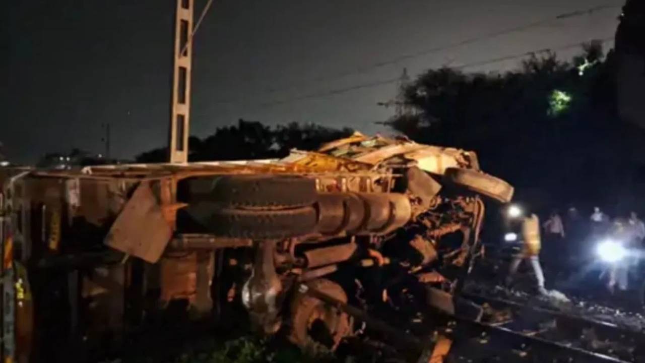 Uttarpradesh : 40అడుగుల ఎత్తు నుంచి రైల్వే ట్రాక్ పై పడిన ట్రక్కు.. 600మీటర్ల మేర తెగిపోయిన లైన్