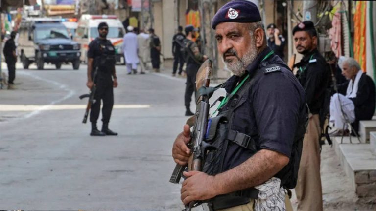 Pakistan : పోలీసులు మొబైల్స్ పై నిఘా.. అవి చూశారో శిక్ష ఖాయం