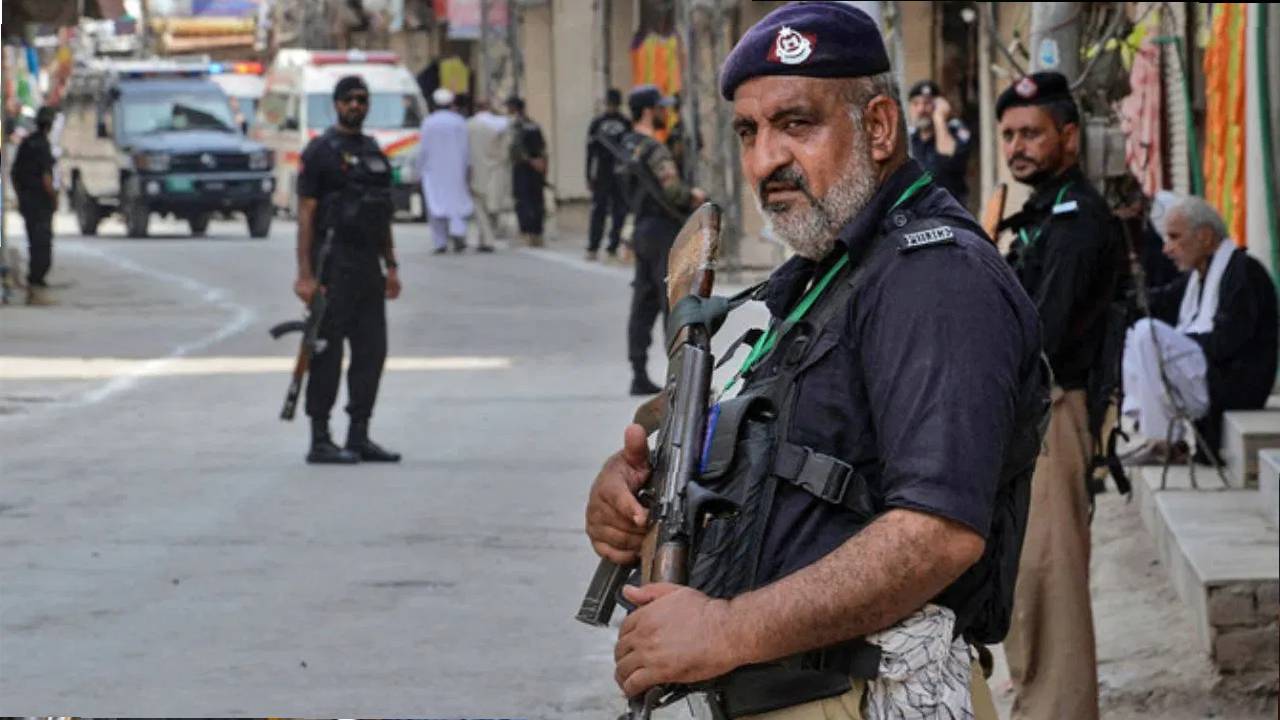 Pakistan : పోలీసులు మొబైల్స్ పై నిఘా.. అవి చూశారో శిక్ష ఖాయం