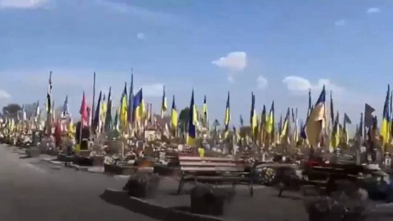 Russia Ukraine War : వైరల్ అవుతున్న ఉక్రెయిన్ సైనికుల సమాధులు.. చూస్తే కన్నీళ్లు ఆగవు