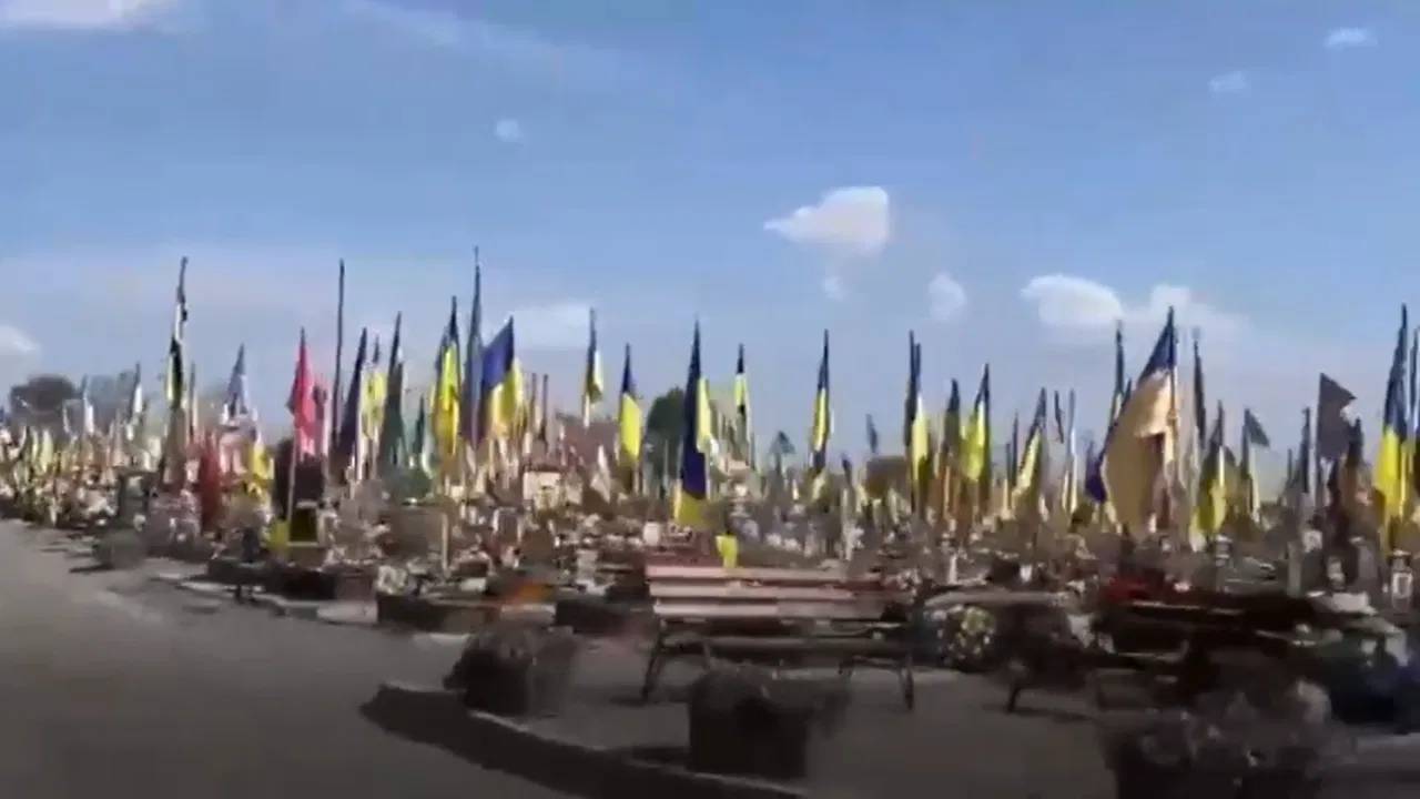 Russia Ukraine War : వైరల్ అవుతున్న ఉక్రెయిన్ సైనికుల సమాధులు.. చూస్తే కన్నీళ్లు ఆగవు