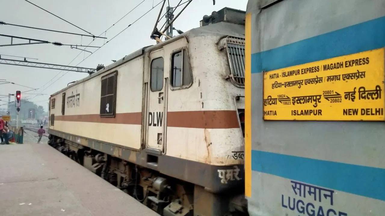 Train Accident :  మగద్ ఎక్స్ ప్రెస్ కు ప్రమాదం.. రెండు భాగాలుగా విడిపోయిన రైలు