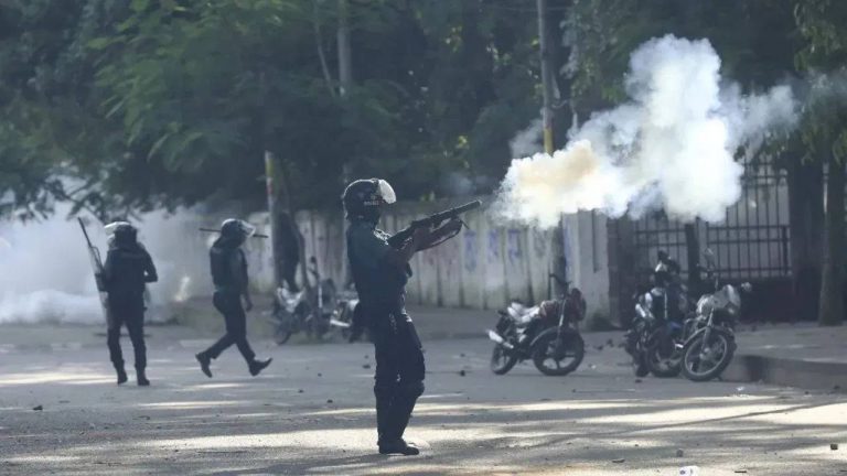 Manipur Violence: మణిపూర్‌లో హింసకు వ్యతిరేకంగా నిరసనకారుల ర్యాలీ.. టియర్ గ్యాస్ ప్రయోగించిన పోలీసులు