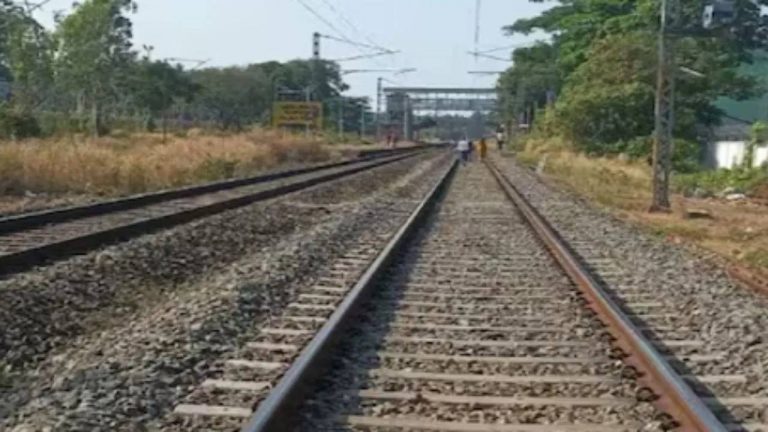 Bihar : మల విసర్జన చేసేందుకు వెళ్లిన ముగ్గురు మహిళను ఢీకొట్టిన రైలు