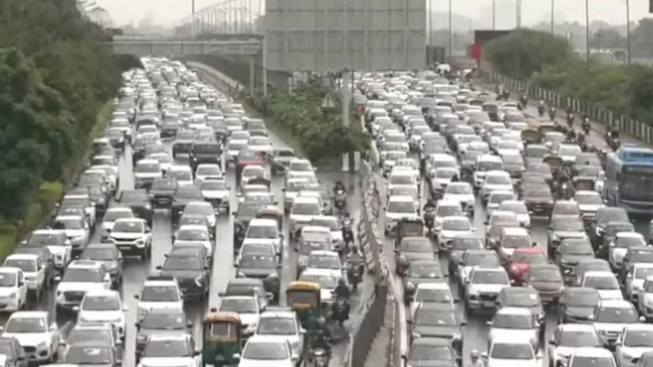 Delhi Traffic Jam : వర్షంతో ఢిల్లీ రోడ్లు జామ్.. కిలోమీటర్ల మేర వాహనాల క్యూ