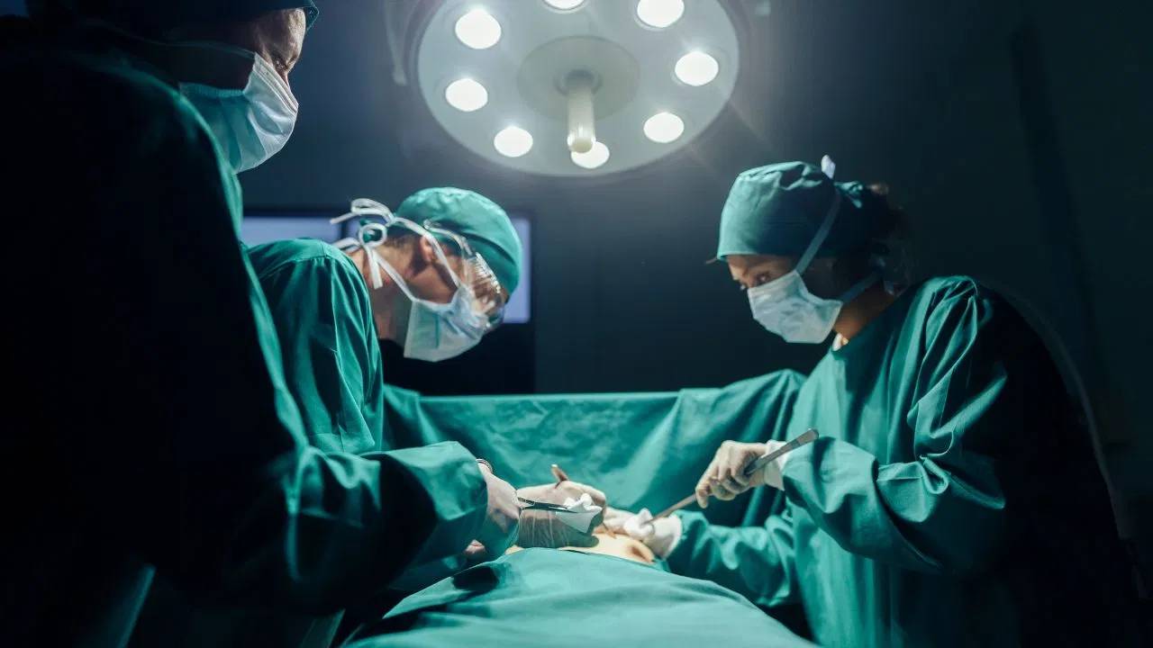 Uttarpradesh : ఓరయ్యా.. ఏంది రా ఇది.. డాక్టర్ ఆపరేషన్ చేస్తున్నాడు.. నువ్వేమో రీల్స్ చూస్తున్నావ్