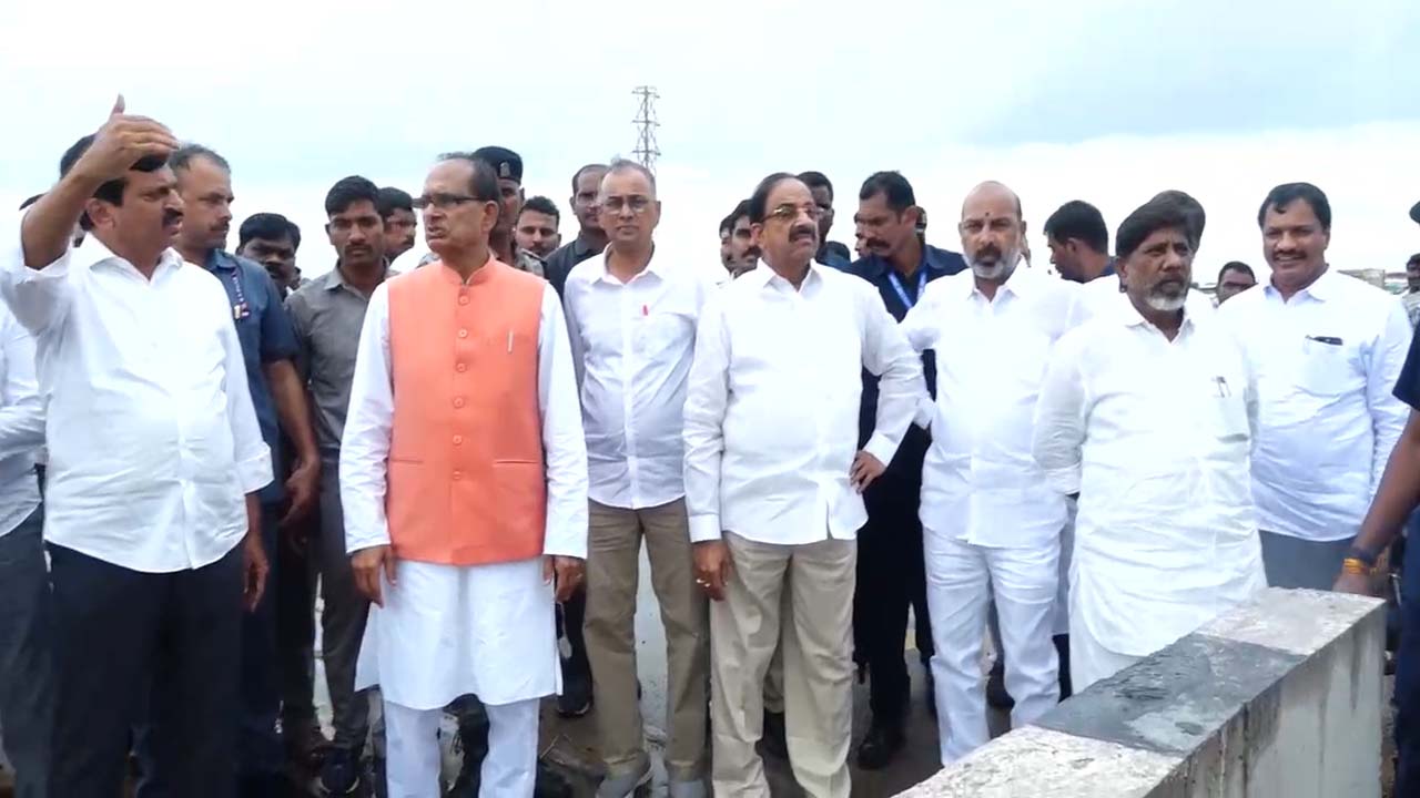 Khammam: ఖమ్మంలో శివరాజ్ సింగ్ చౌహాన్, బండి సంజయ్, భట్టి విక్రమార్క ఏరియల్ సర్వే..