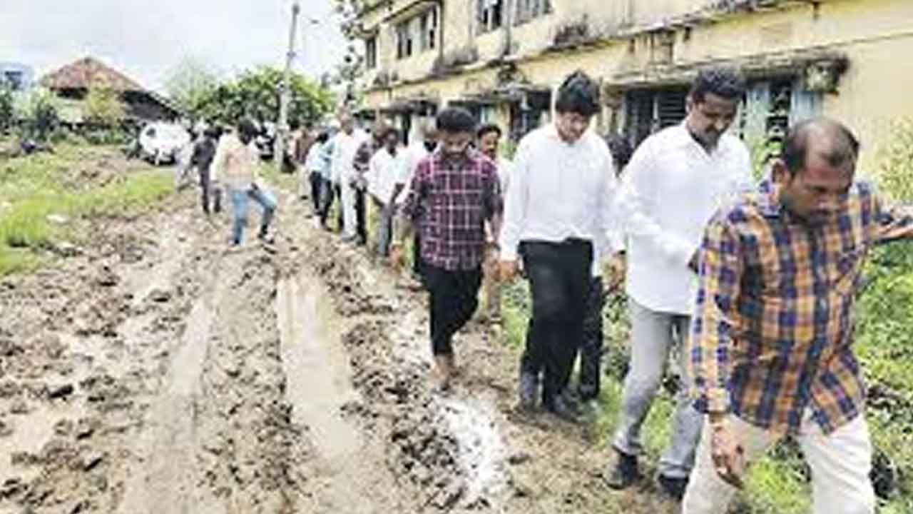 PR Director Krishna Teja: పిఠాపురంలో పీఆర్‌ డైరెక్టర్‌ కృష్ణతేజ.. ముంపు ప్రాంతాల పరిశీలన.