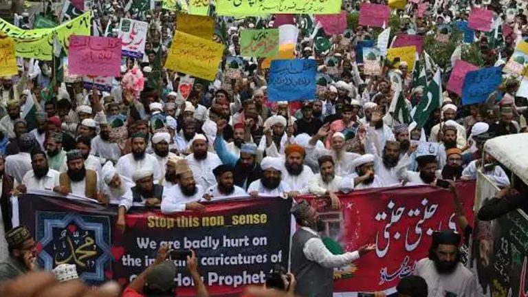 Pakistan: పాకిస్థాన్‌లో వారం రోజులుగా మతపరమైన అల్లర్లు.. 37 మంది మృతి