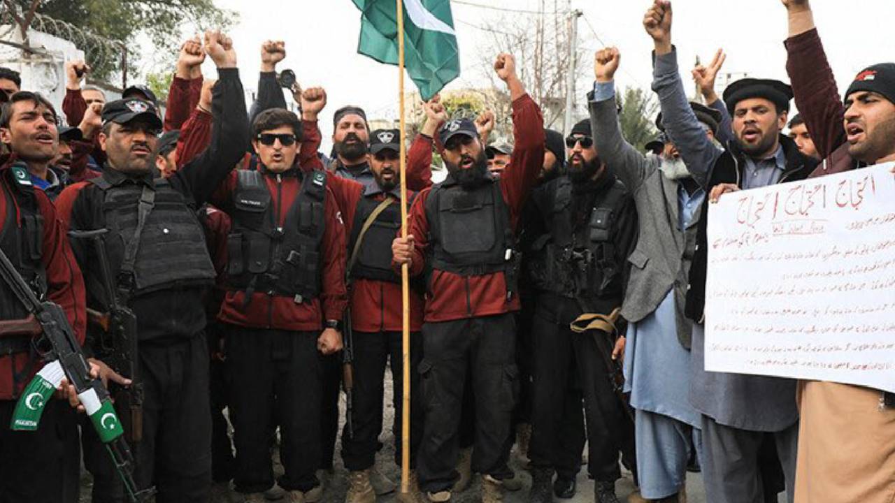 Pakistan: పాకిస్తాన్‌లో ఆర్మీ వర్సెస్ పోలీస్.. సైన్యం తమ విధుల్లో జోక్యం చేసుకుంటుందని నిరసన..