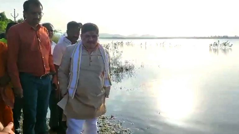 Ponnam Prabhakar: నిమజ్జన ఉత్సవాల్లో ఇబ్బందులు కలిగితే అధికారుల దృష్టికి తీసుకురండి..