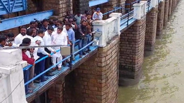 Minister Ponnam Prabhakar: హిమాయత్ సాగర్ జలాశయాన్ని పరిశీలించిన  మంత్రి పొన్నం ప్రభాకర్…