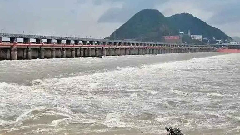 Prakasam Barrage: ప్రకాశం బ్యారేజీకి తగ్గుతోన్న వరద.. బెజవాడకు ముప్పు తప్పినట్టేనా..?