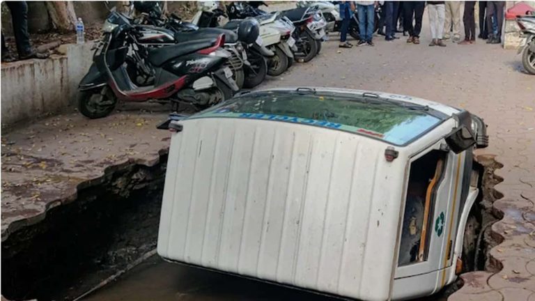 Pune: చూస్తుండగానే రోడ్డు మధ్యలో దిగిపోయిన డ్రైనేజీ ట్యాంకర్.. వీడియో వైరల్