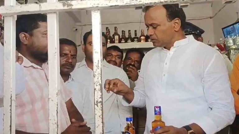 Raj Gopal Reddy: మునుగోడులో వైన్ షాపులను ఆకస్మికంగా తనిఖీ చేసిన ఎమ్మెల్యే రాజగోపాల్ రెడ్డి..