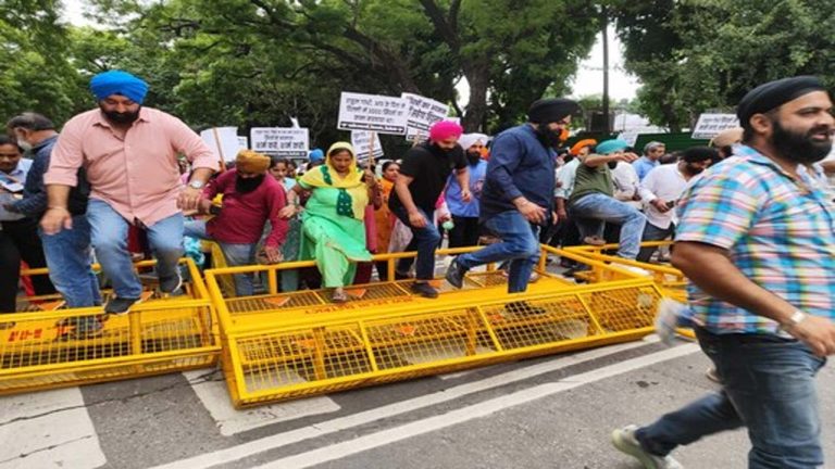 Delhi: రాహుల్ వ్యాఖ్యలపై నిరసనలు.. సోనియా ఇంటి దగ్గర సిక్కులు ఆందోళన