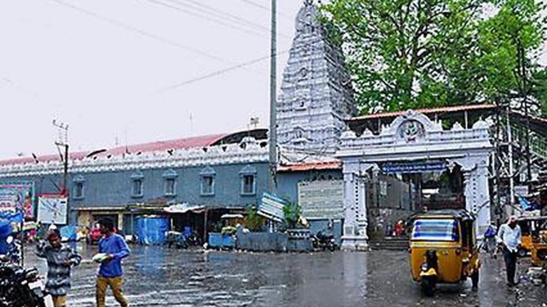 Rajanna Sircilla: ఏడతెరపి లేకుండా వర్షాలు.. వానలో తడుస్తూనే రాజన్న దర్శనం..