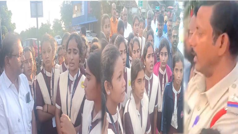 Rajanna Sircilla: బాత్రూంలో ఉండగా వీడియో తీసిన పీఈటీ.. రోడెక్కిన విద్యార్థినిలు