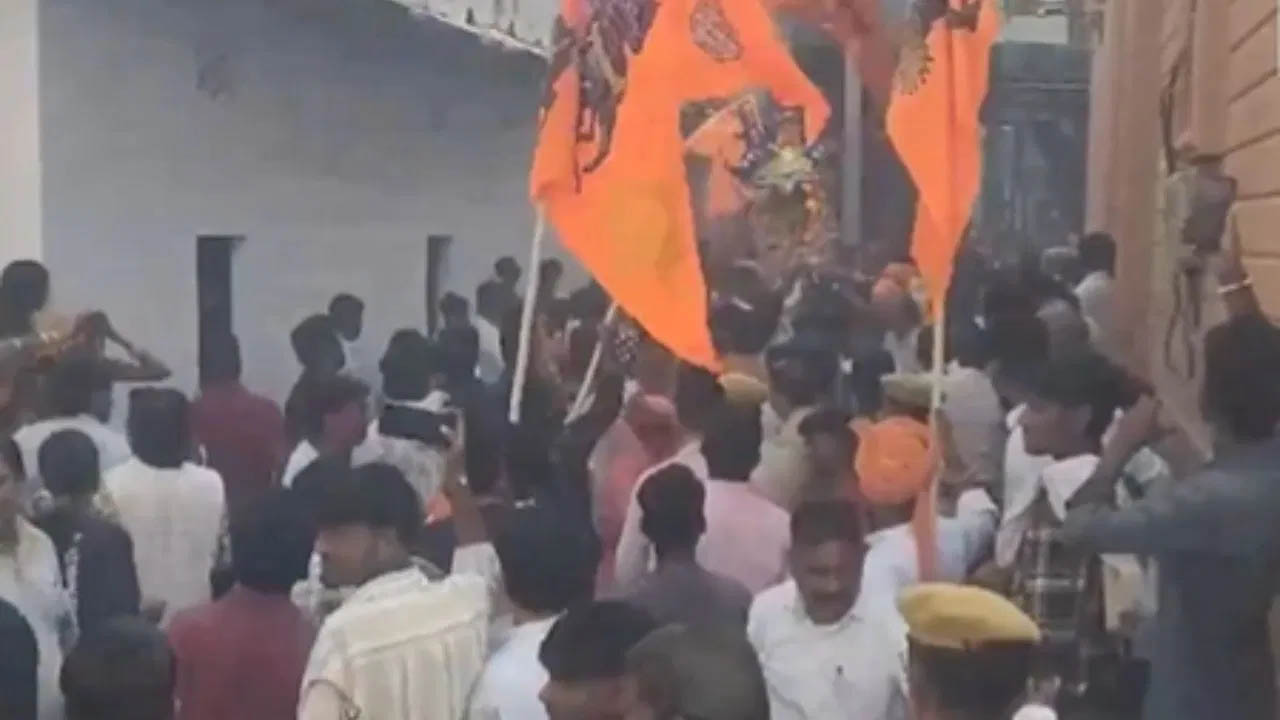 Rajasthan: హిందూవుల ఊరేగింపుపై రాళ్ల దాడి.. తీవ్ర ఉద్రిక్తత!