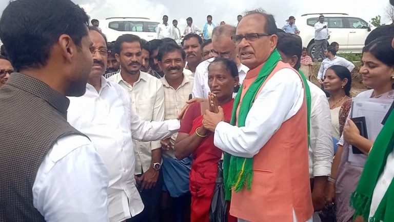 Shivraj Singh Chauhan: రైతులకి సహాయం చేయడం అంటే దేవుడికి పూజ చేసినట్లే..