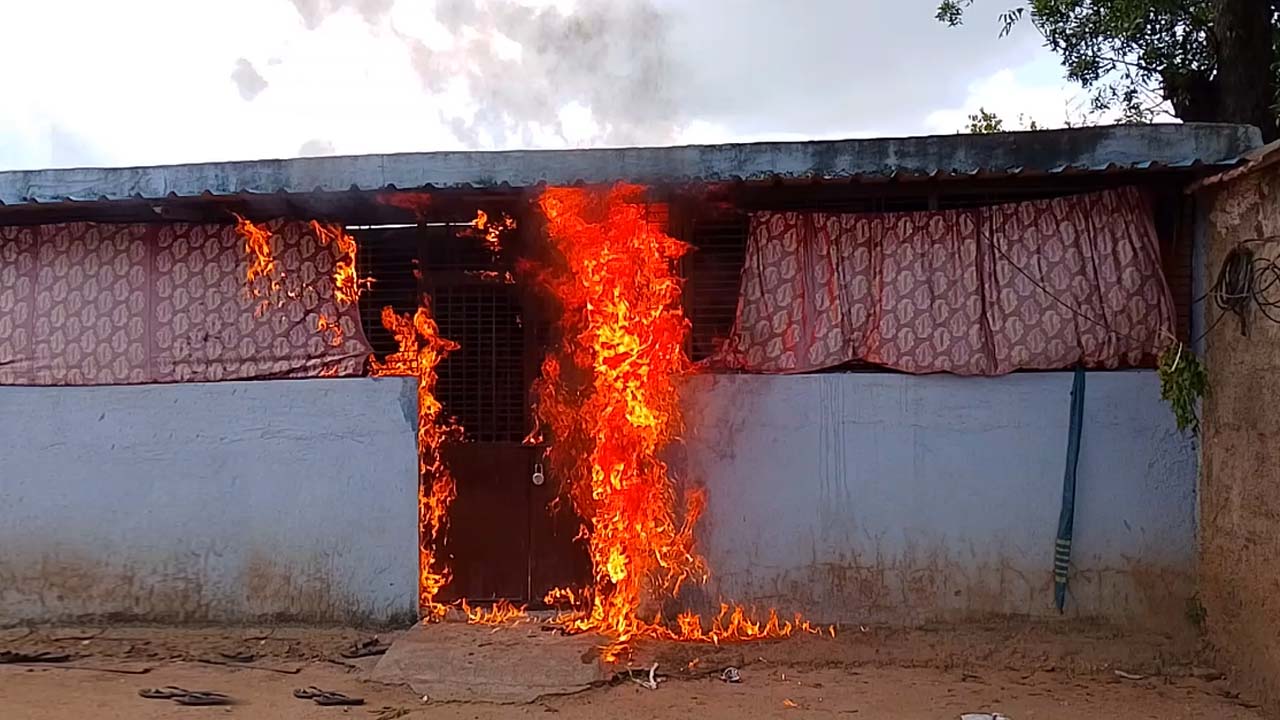 Siddipet Crime: మైనర్ బాలికపై యువకుడు అత్యాచారం.. నిందితుడి ఇంటికి నిప్పు..