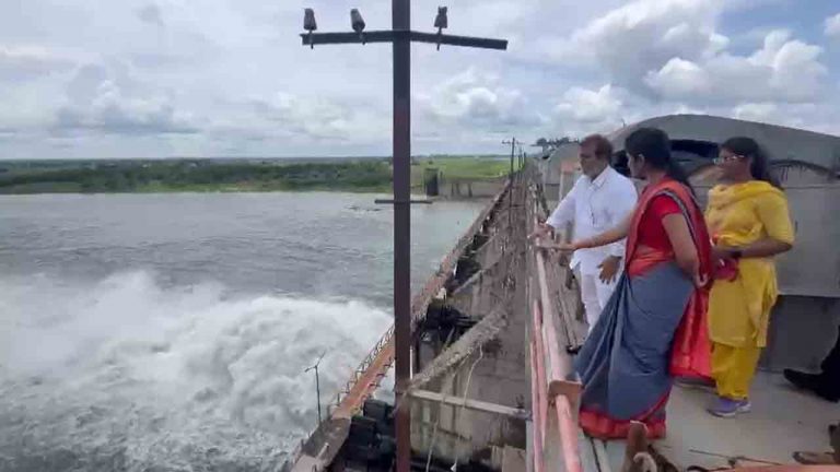 Singur Project Gates Lifted: నిండుకుండలా సింగూరు.. రెండు గేట్లు ఎత్తివేత