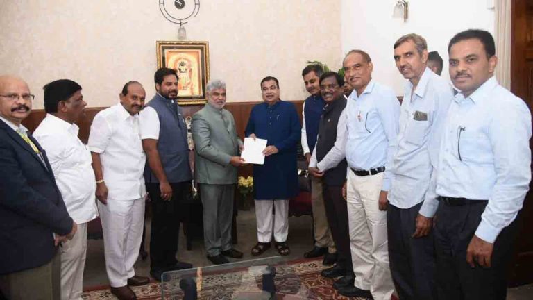 Speaker Prasad: నితిన్ గడ్కరీని కలిసిన స్పీకర్.. నిధులు మంజూరు చేయాలని వినతి