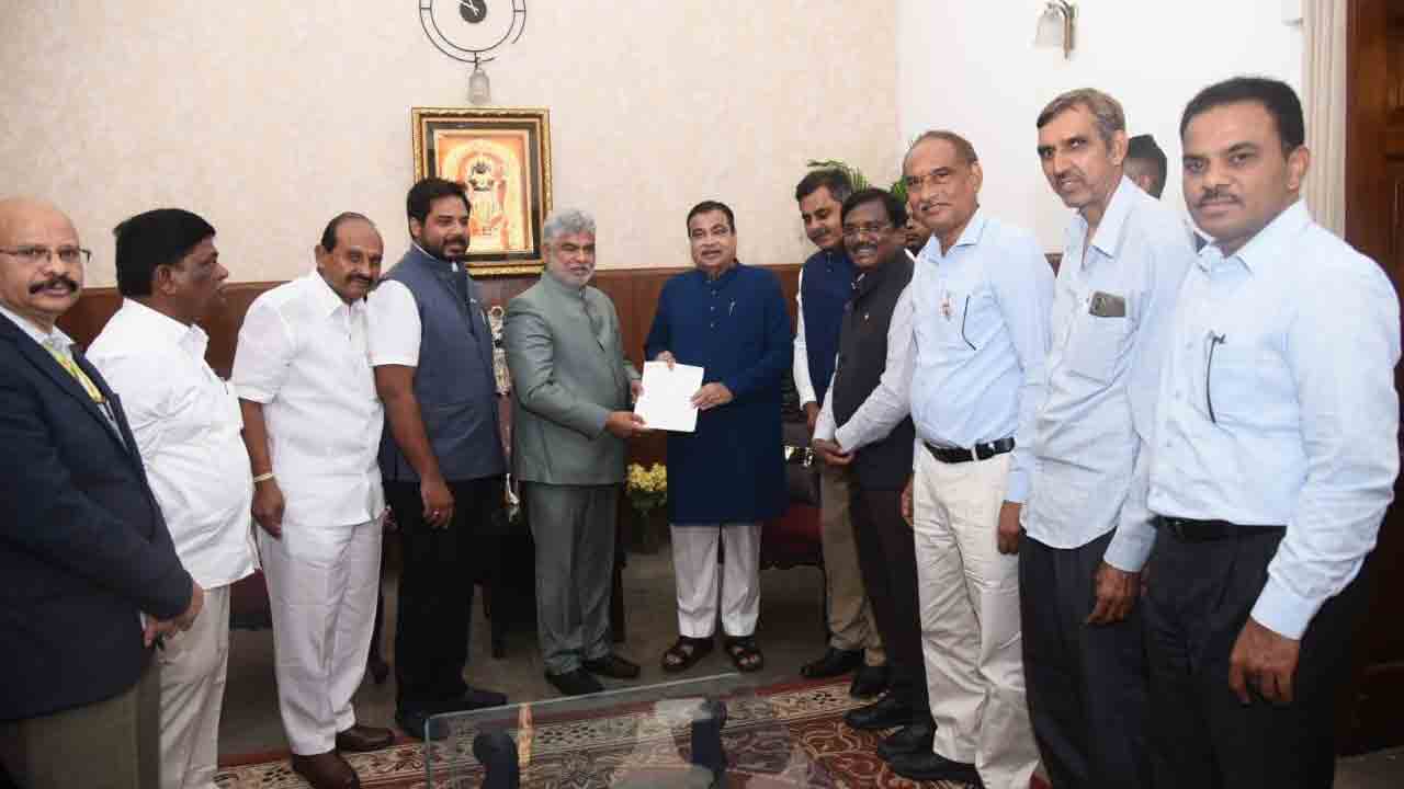 Speaker Prasad: నితిన్ గడ్కరీని కలిసిన స్పీకర్.. నిధులు మంజూరు చేయాలని వినతి