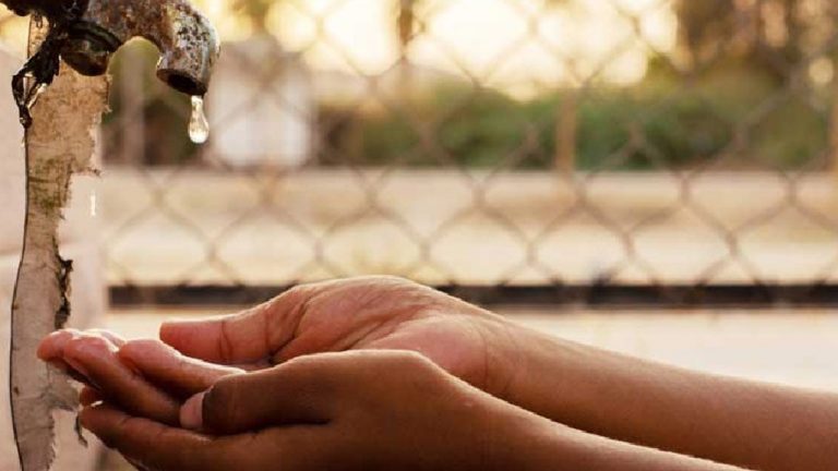 Student Died: నీళ్లు తాగేందుకు పరుగెత్తుకుంటూ వెళ్లిన విద్యార్థి మృతి.. కారణమిదే..?